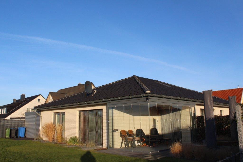 Bungalow mit flacher Dachkonstruktion