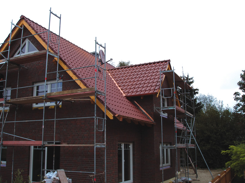 Eingerüstetes, eingedecktes Haus